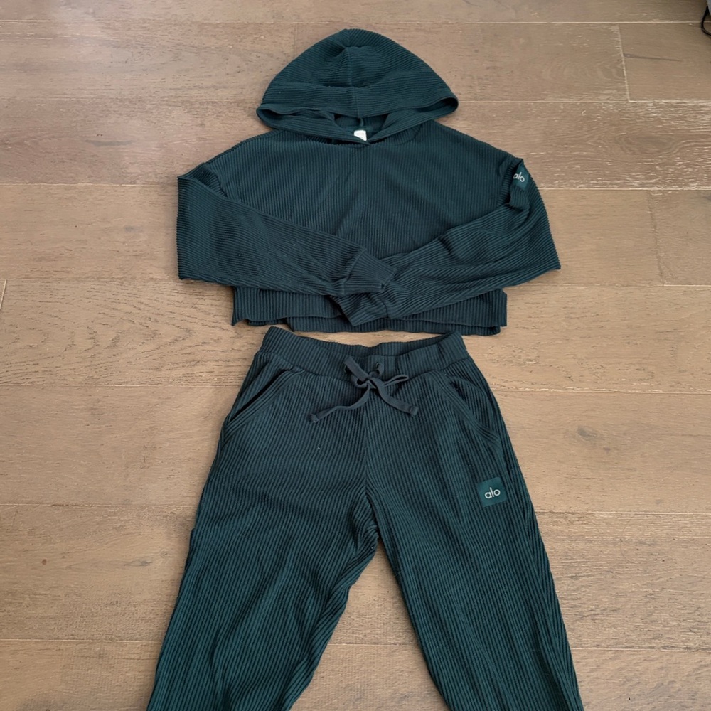 ALO Yoga Muse jogger set. Size XS limited color drop midnight green!